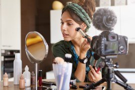 Top 5 Online Makeup Courses in India (With Poll Results!)